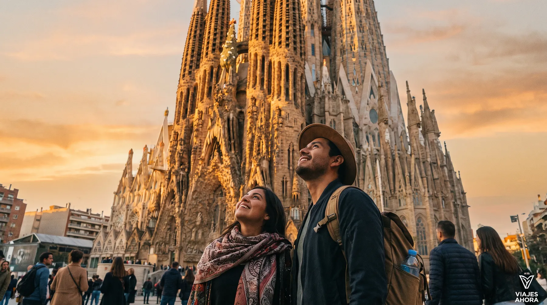 Viajeros admirando la Sagrada Familia, Barcelona